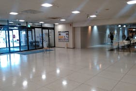 【イオン防府店】各種プロモーションや物販、食物販のポップアップストアに最適な1F 西側入口の催事イベントスペース