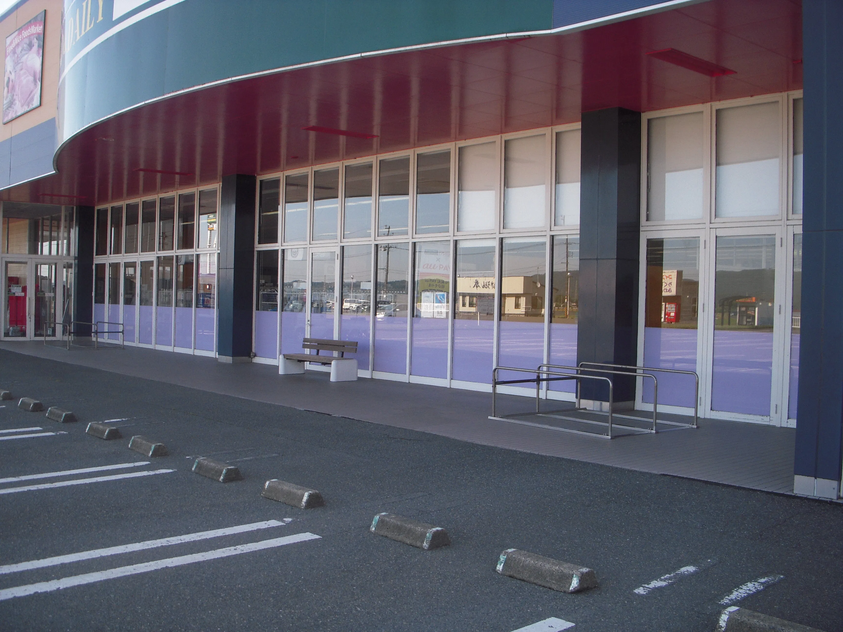 【ピアレマート五泉中央店】プロモーションや食物販に最適な視認性の高い軒下スペース