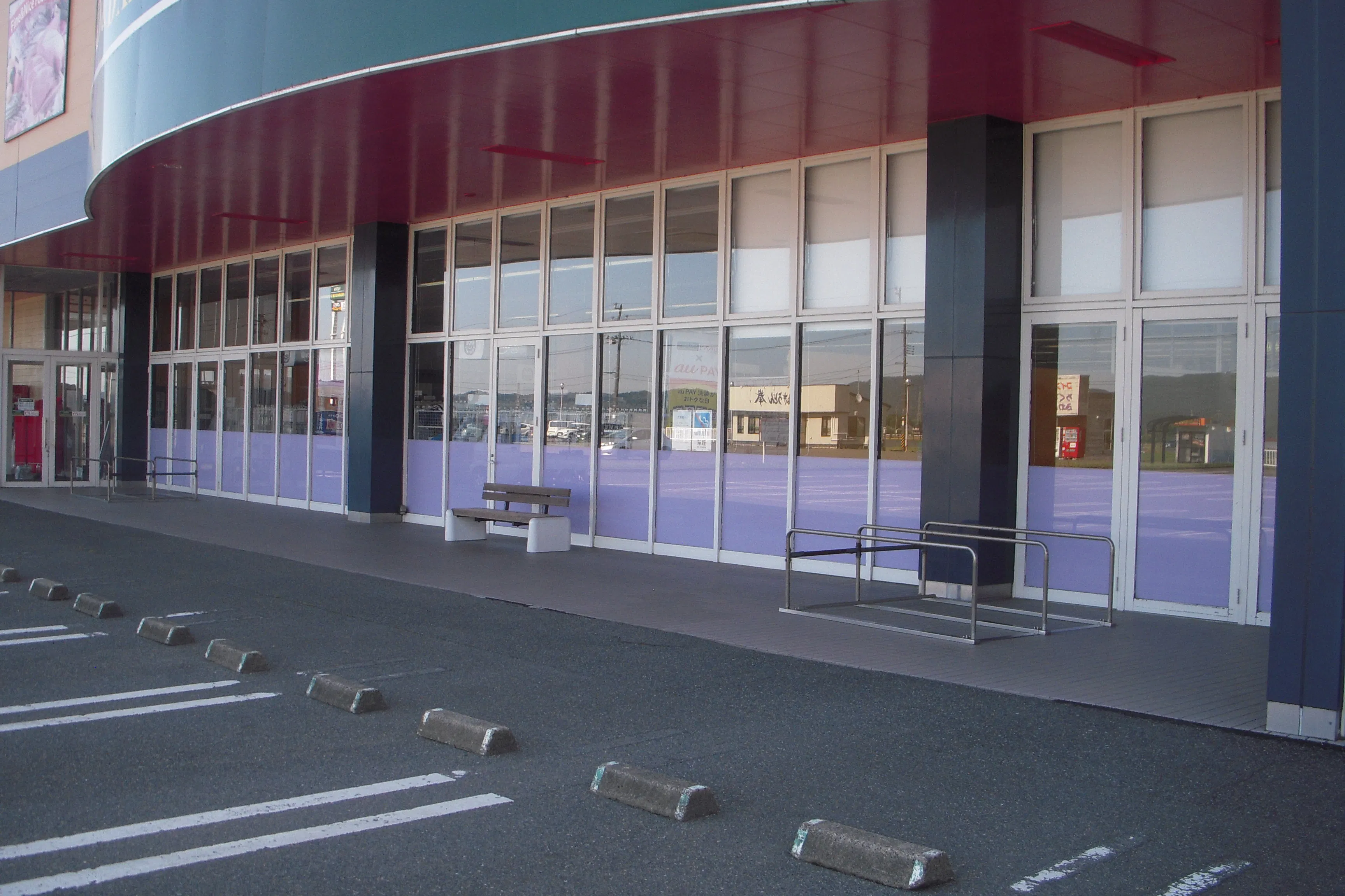 【ピアレマート五泉中央店】プロモーションや食物販に最適な視認性の高い軒下スペース