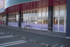 【ピアレマート五泉中央店】プロモーションや食物販に最適な視認性の高い軒下スペース