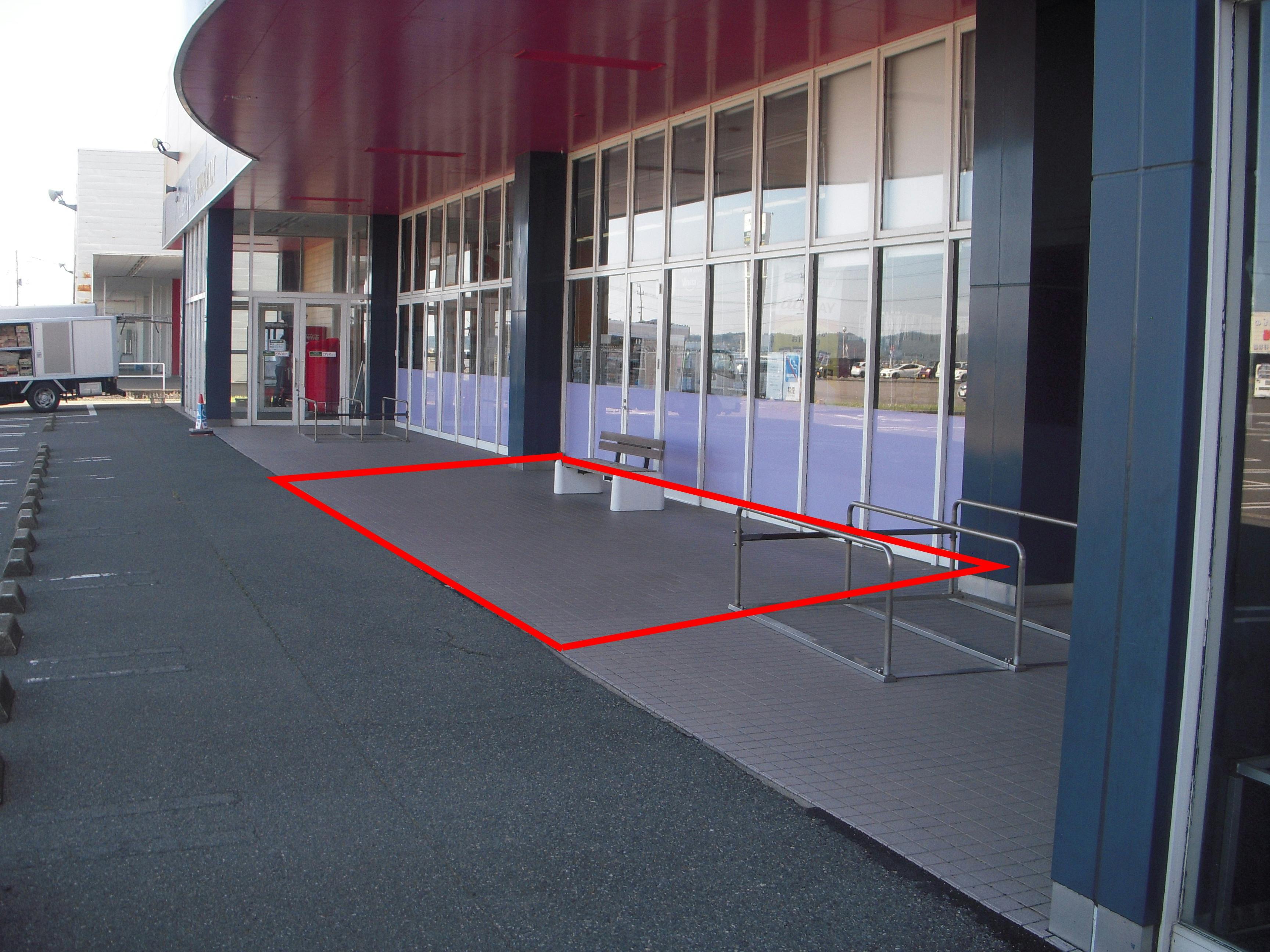 【ピアレマート五泉中央店】プロモーションや食物販に最適な視認性の高い軒下スペースの画像