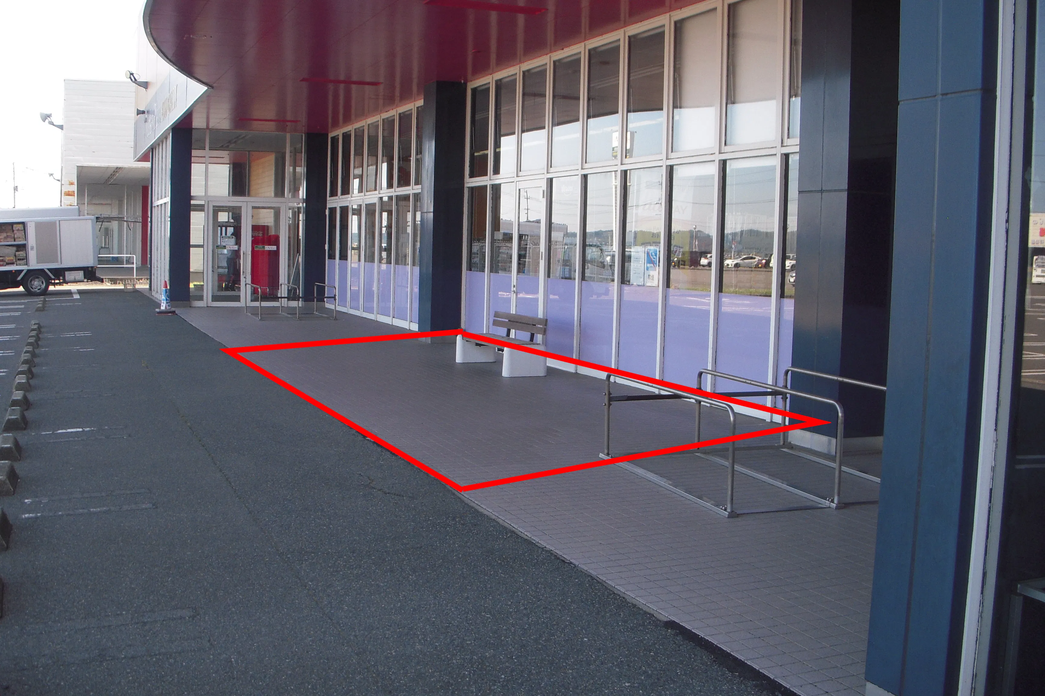 【ピアレマート五泉中央店】プロモーションや食物販に最適な視認性の高い軒下スペース