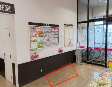 【マックスバリュ盛岡中屋敷店】デリカ側入り口 販促プロモーションに最適なスーパー店内催事イベントスペース