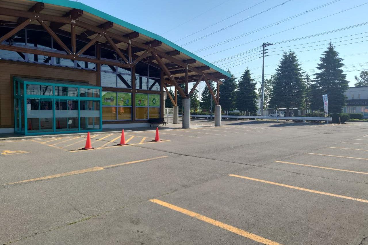 【ダイナム帯広店ゆったり館】キッチンカーやプロモーションに最適なアミューズメント施設のイベントスペース(店舗出入口前①)