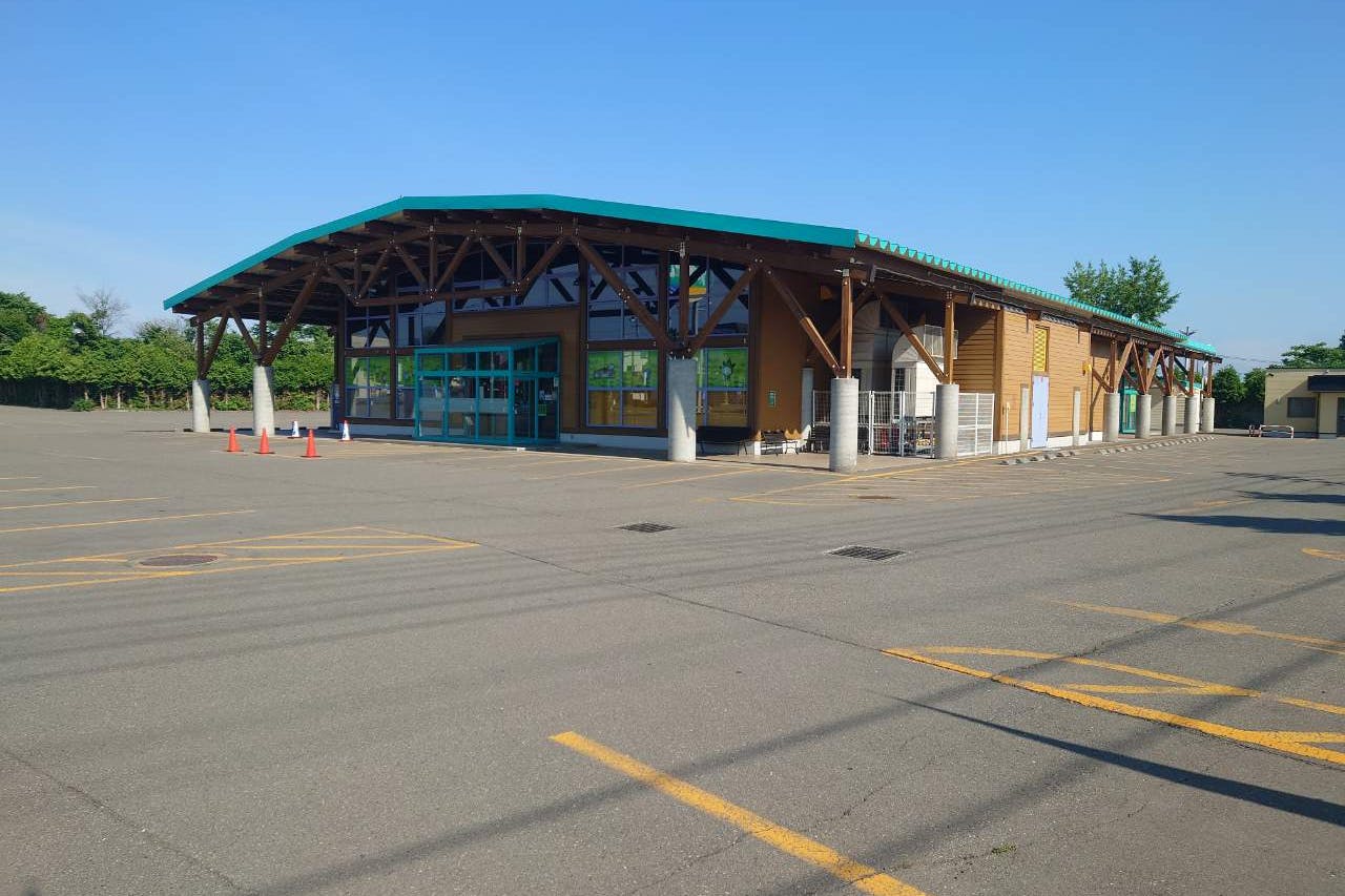 【ダイナム帯広店ゆったり館】キッチンカーやプロモーションに最適なアミューズメント施設のイベントスペース(店舗出入口前①)