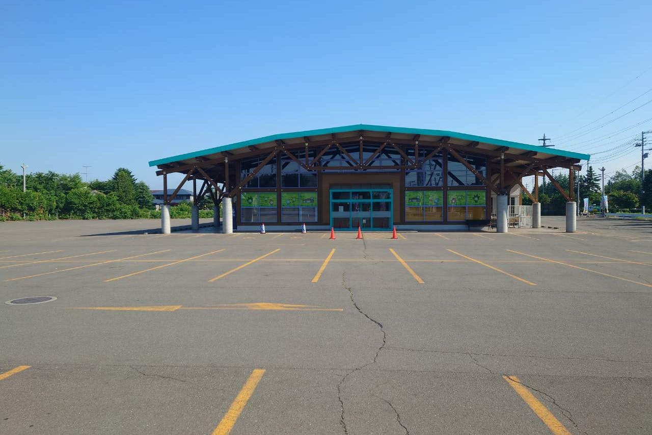 【ダイナム帯広店ゆったり館】キッチンカーやプロモーションに最適なアミューズメント施設のイベントスペース(店舗出入口前①)