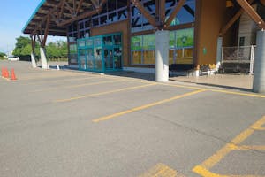 【ダイナム帯広店ゆったり館】キッチンカーやプロモーションに最適なアミューズメント施設のイベントスペース(店舗出入口前①)