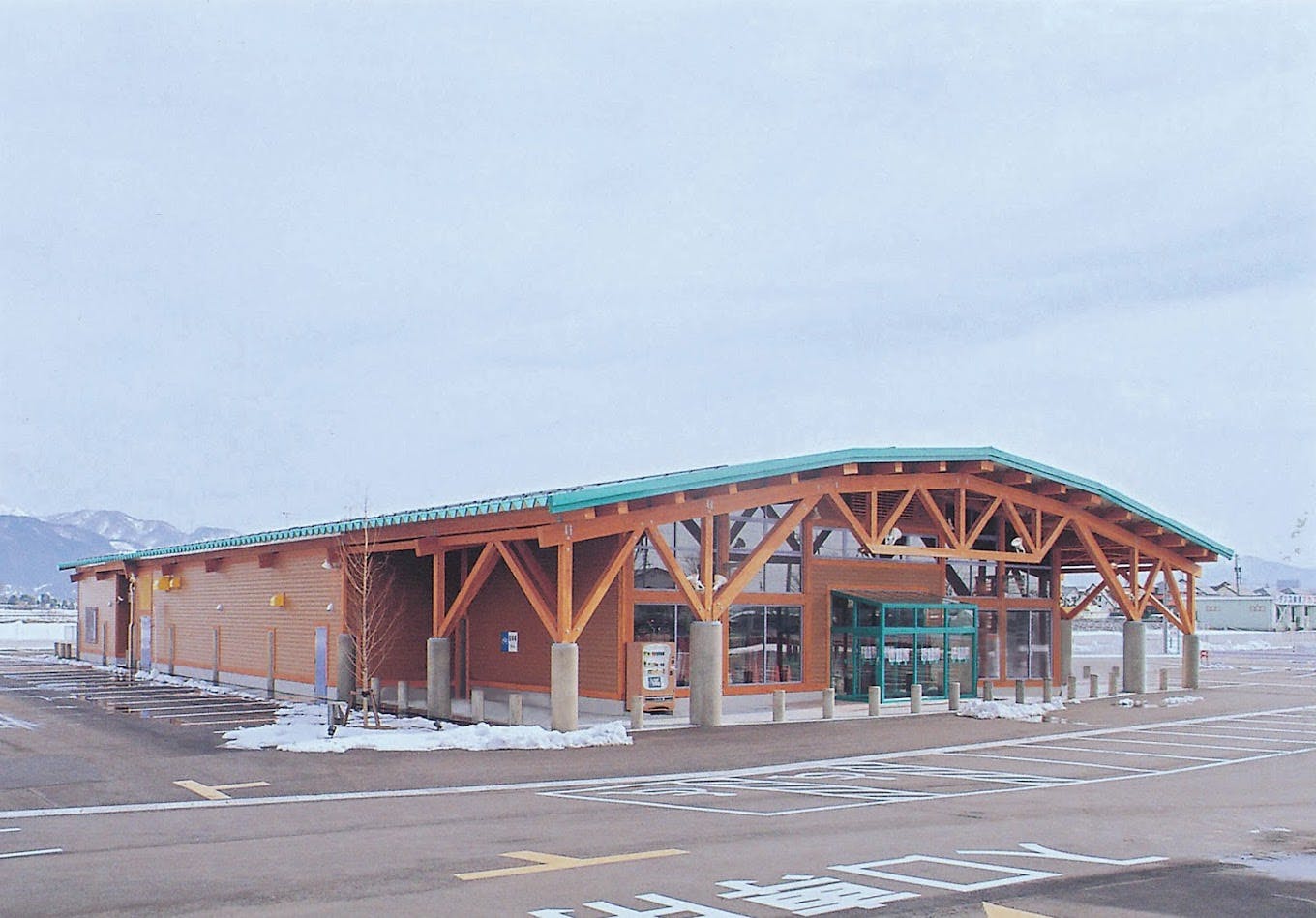 【ダイナム福井丸岡店】キッチンカーや各種プロモーションに最適なアミューズメント施設のイベントスペース(めん六や前)