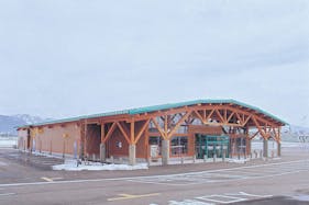 【ダイナム福井丸岡店】キッチンカーや各種プロモーションに最適なアミューズメント施設のイベントスペース(めん六や前)