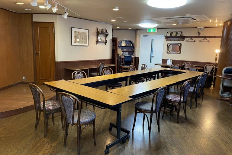 テーブル、椅子の利用が可能です。