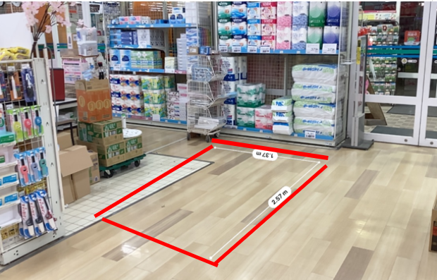 【ダイシン船岡店】出入口付近（レジ脇）　プロモーションや物販に最適なホームセンター内階段前の催事イベントスペース