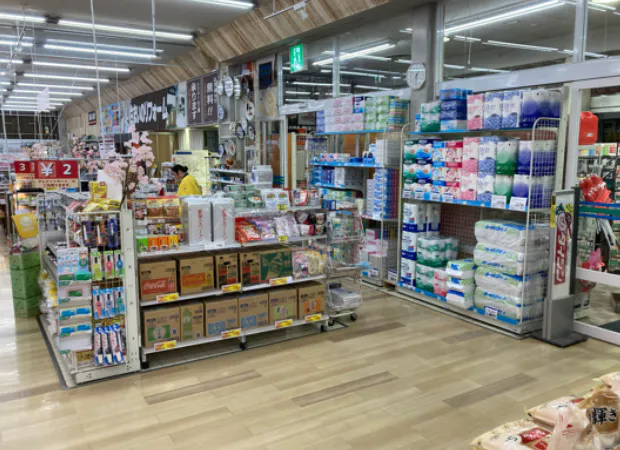 【ダイシン船岡店】出入口付近（レジ脇）　プロモーションや物販に最適なホームセンター内階段前の催事イベントスペース