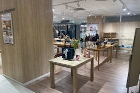 【町田モディ】2階 カレンダリウムD07【食物販・物販】木目調のオシャレなスペース、雑貨・アパレルにおすすめ