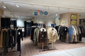 【町田モディ】2階 カレンダリウムD07【食物販・物販】木目調のオシャレなスペース、雑貨・アパレルにおすすめ