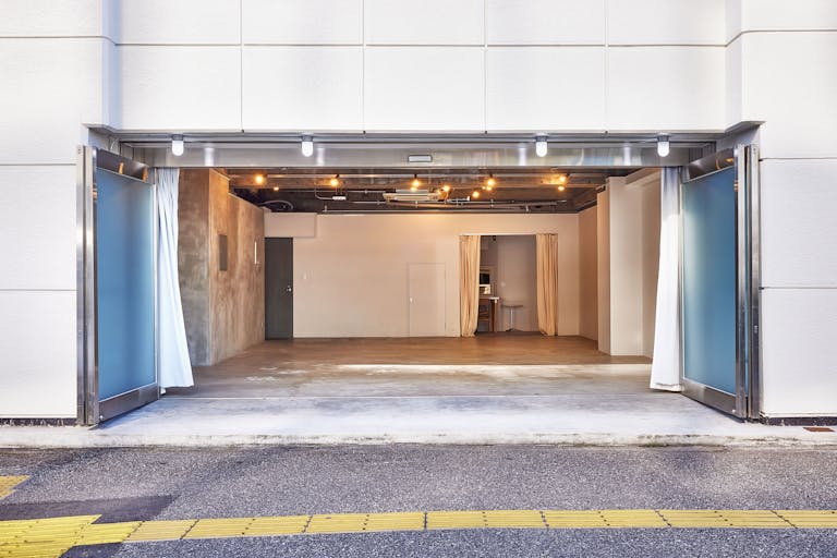 大通りに面した大きな窓は観音開きでフルオープンにできます。