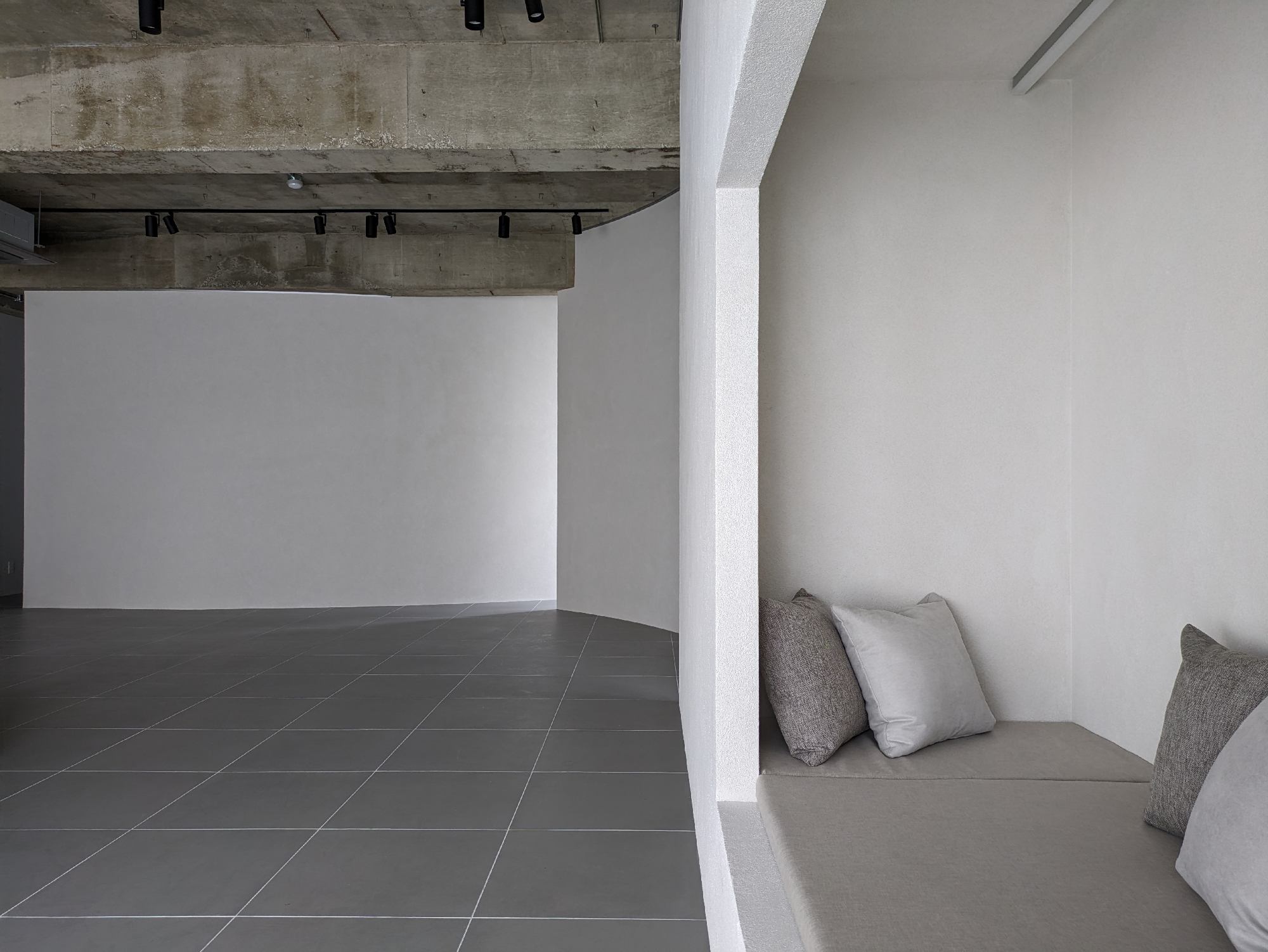 【栄駅10分】ポップアップストアや展示会に最適なグレーを基調とした100㎡以上あるレンタルスペース