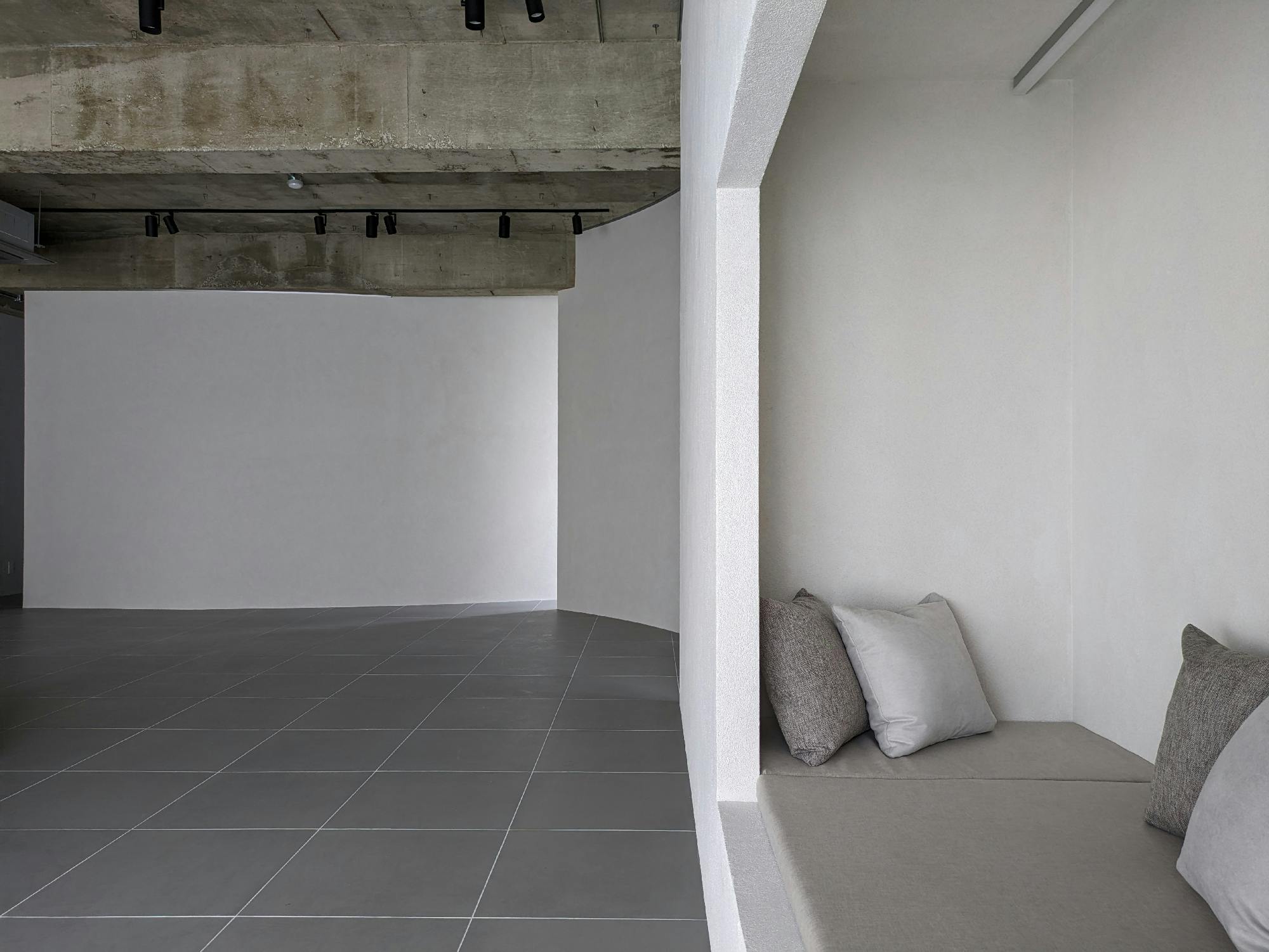 【栄駅10分】ポップアップストアや展示会に最適なグレーを基調とした100㎡以上あるレンタルスペース