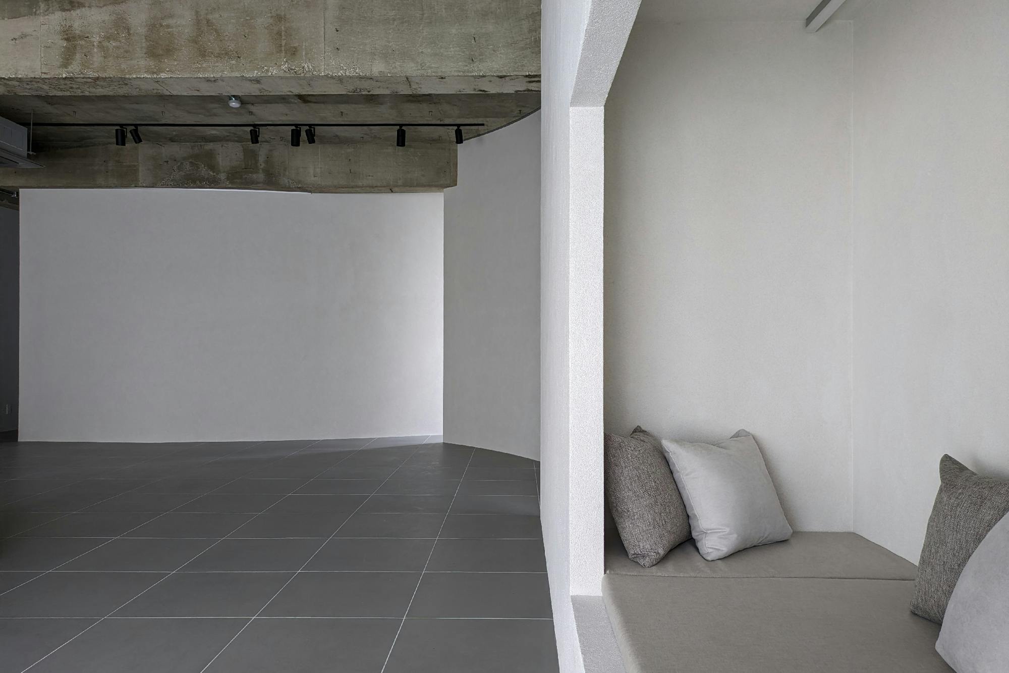 【栄駅10分】ポップアップストアや展示会に最適なグレーを基調とした100㎡以上あるレンタルスペース