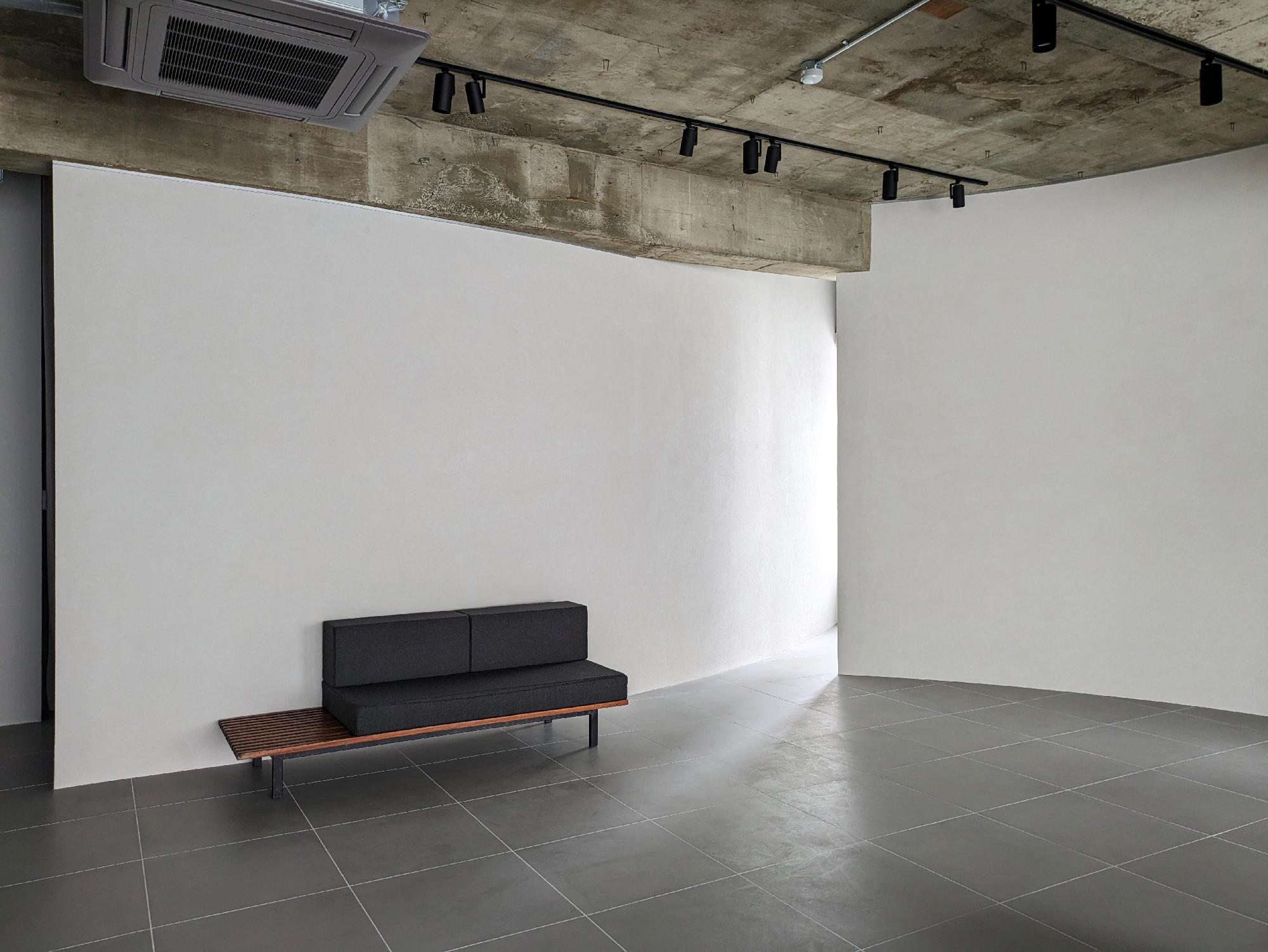 【栄駅10分】ポップアップストアや展示会に最適なグレーを基調とした100㎡以上あるレンタルスペース