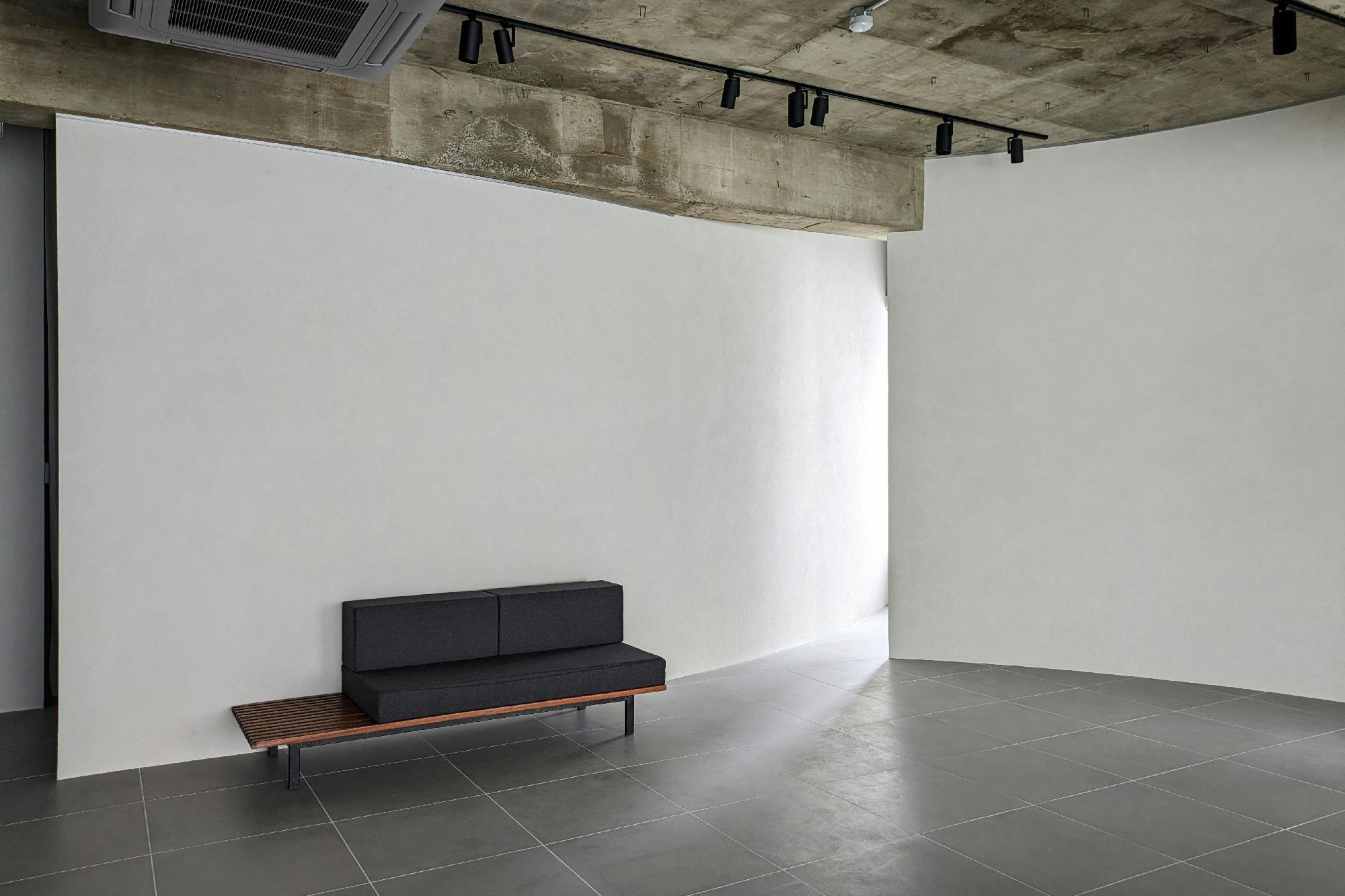 【栄駅10分】ポップアップストアや展示会に最適なグレーを基調とした100㎡以上あるレンタルスペース