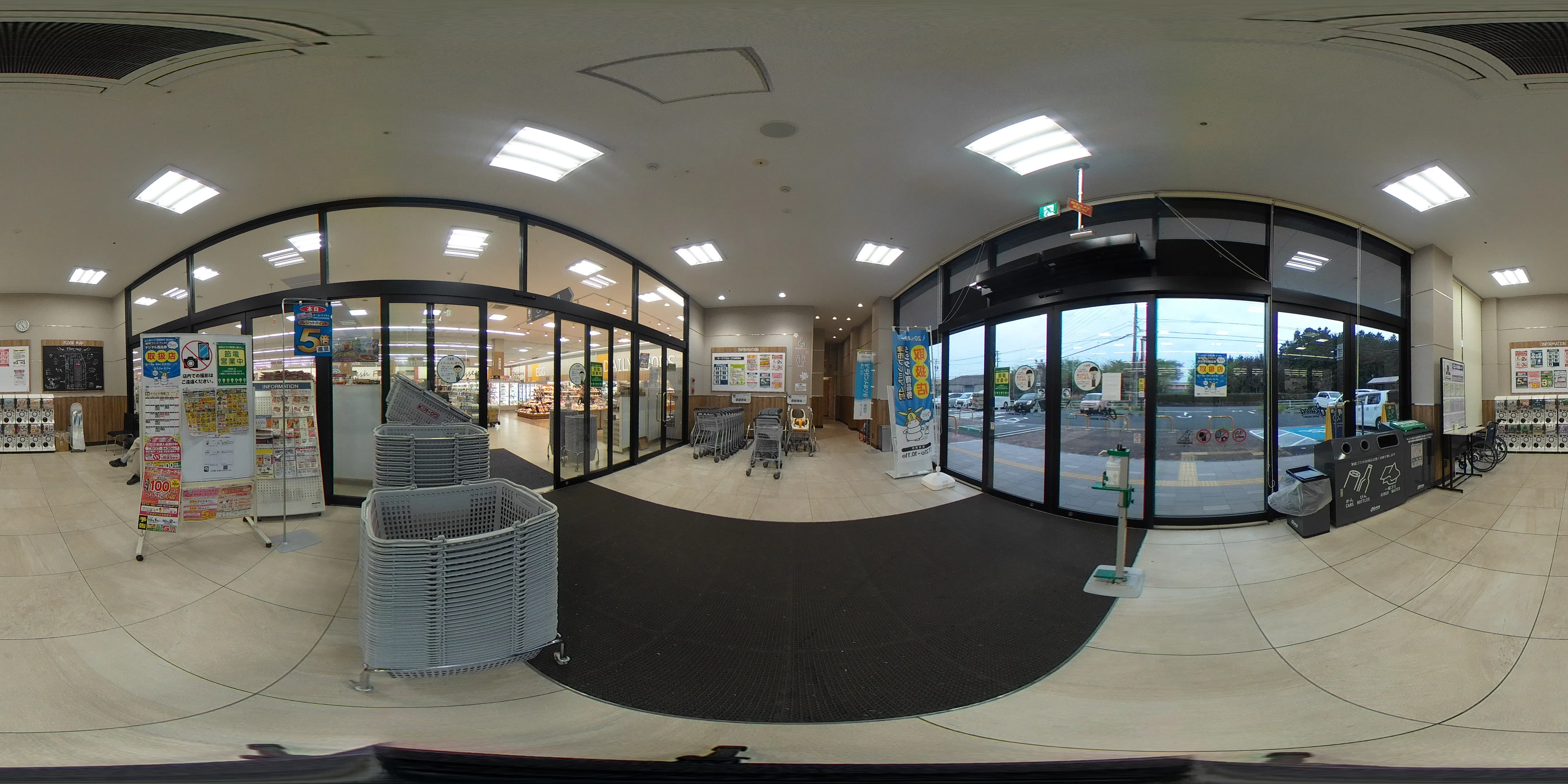 【オークワ久居庄田】販促キャンペーンやプロモーションイベントに適した風除室スペース