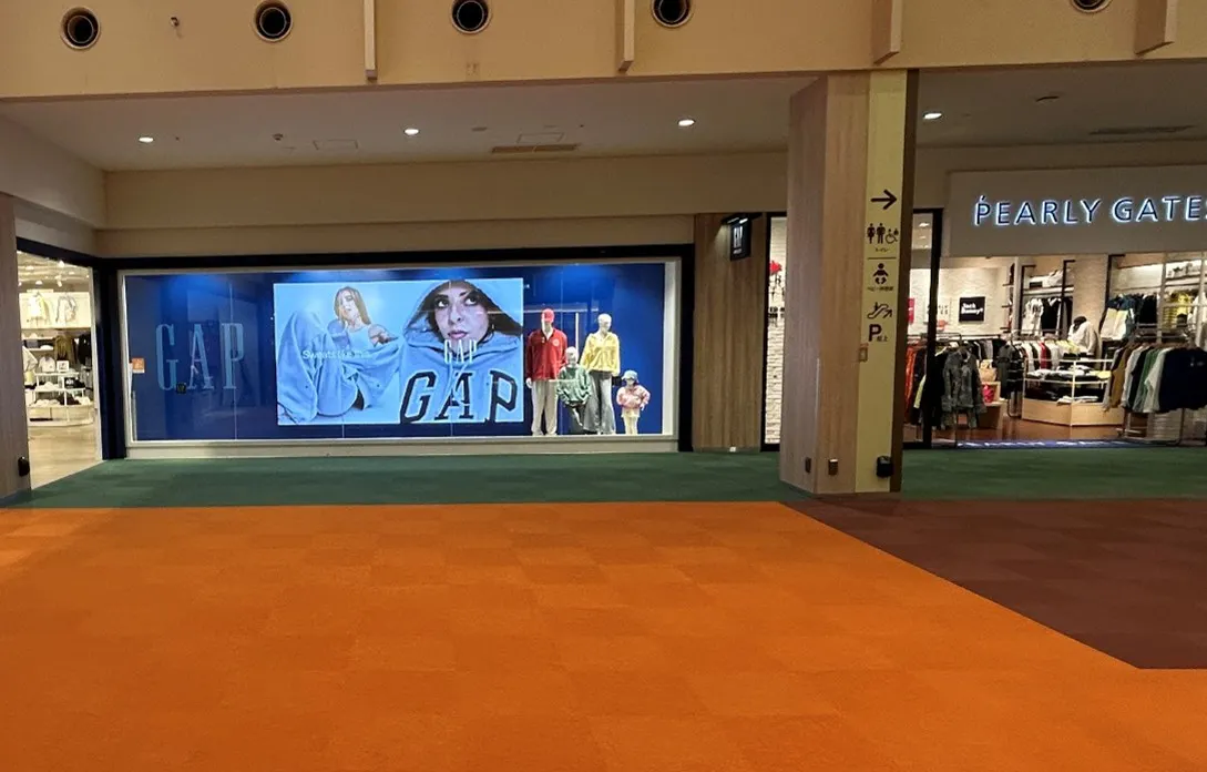 【三井アウトレットパーク 札幌北広島】メープル•モール２F Gap outlet前