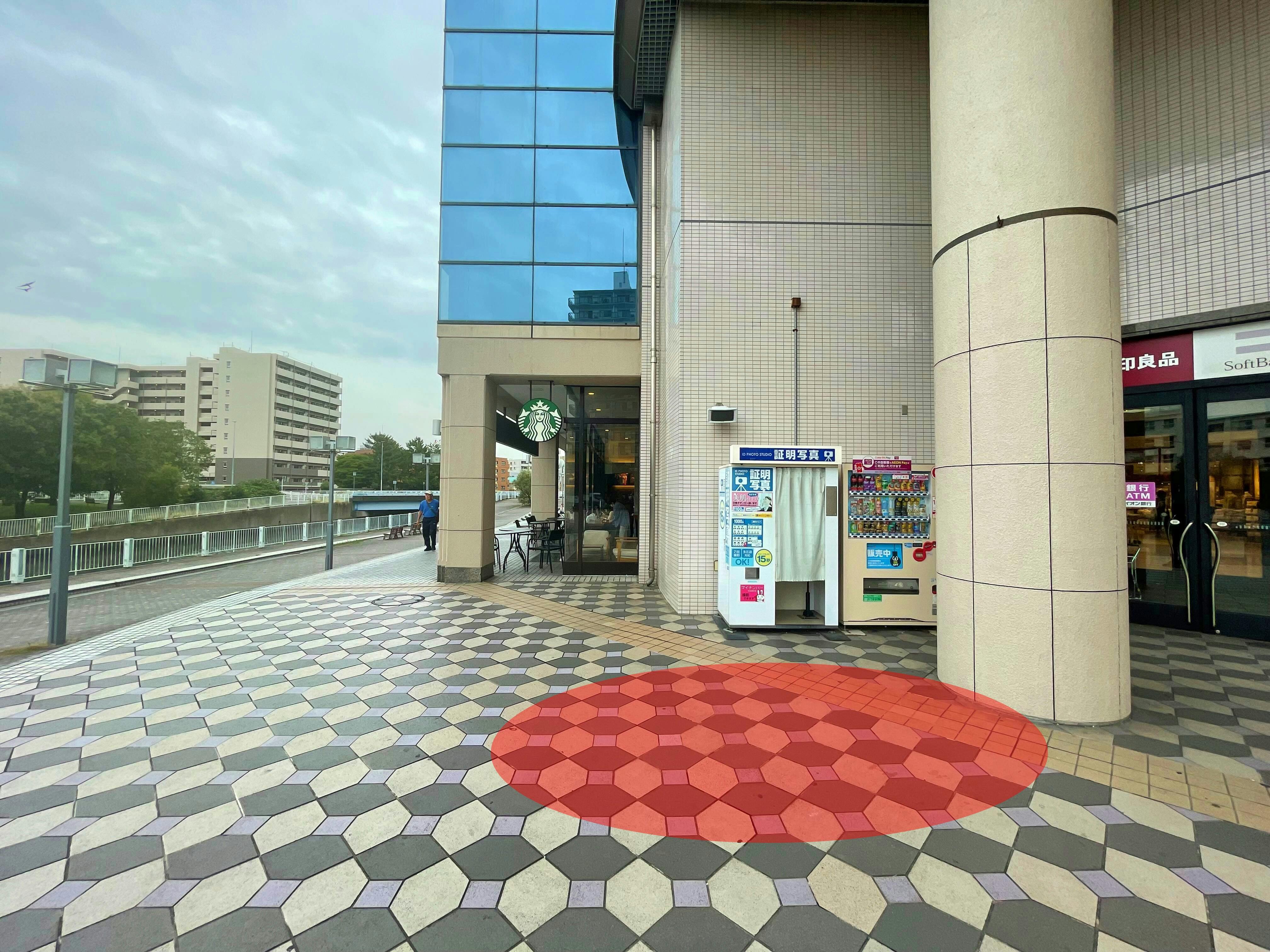 【イオン金沢八景ショッピングセンター】住宅街側にある屋外スペース