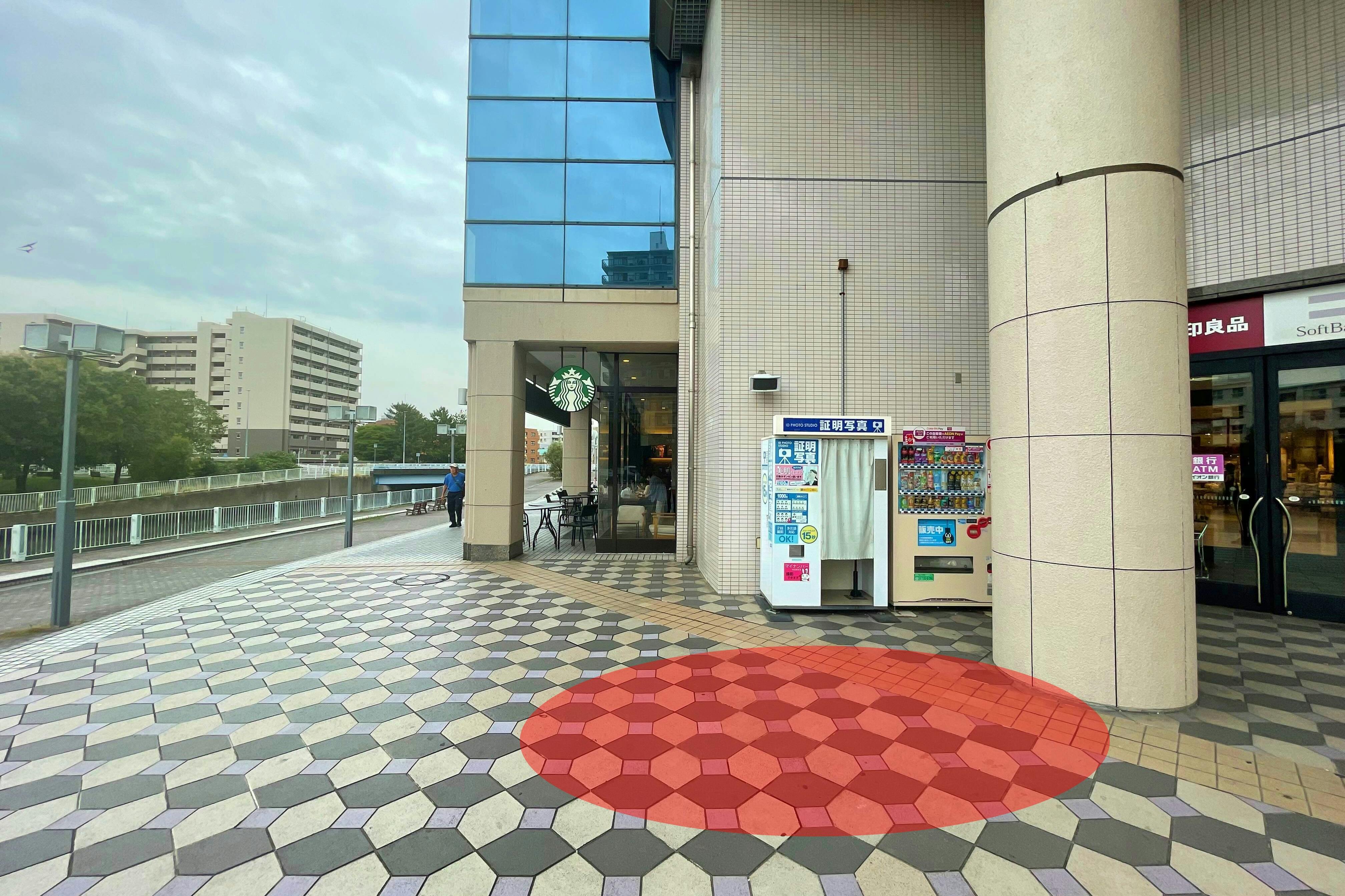 【イオン金沢八景ショッピングセンター】住宅街側にある屋外スペース