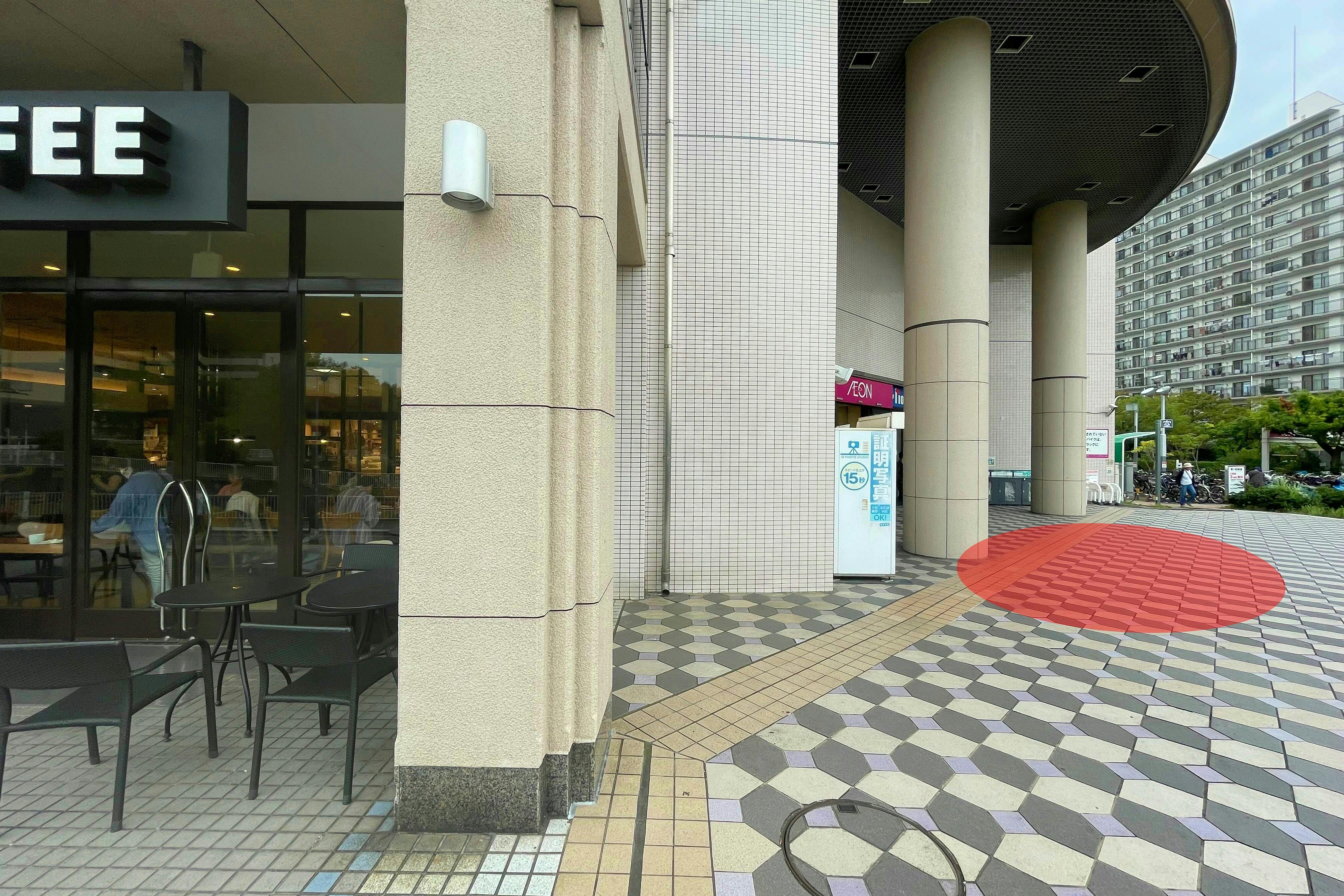 【イオン金沢八景ショッピングセンター】住宅街側にある屋外スペース