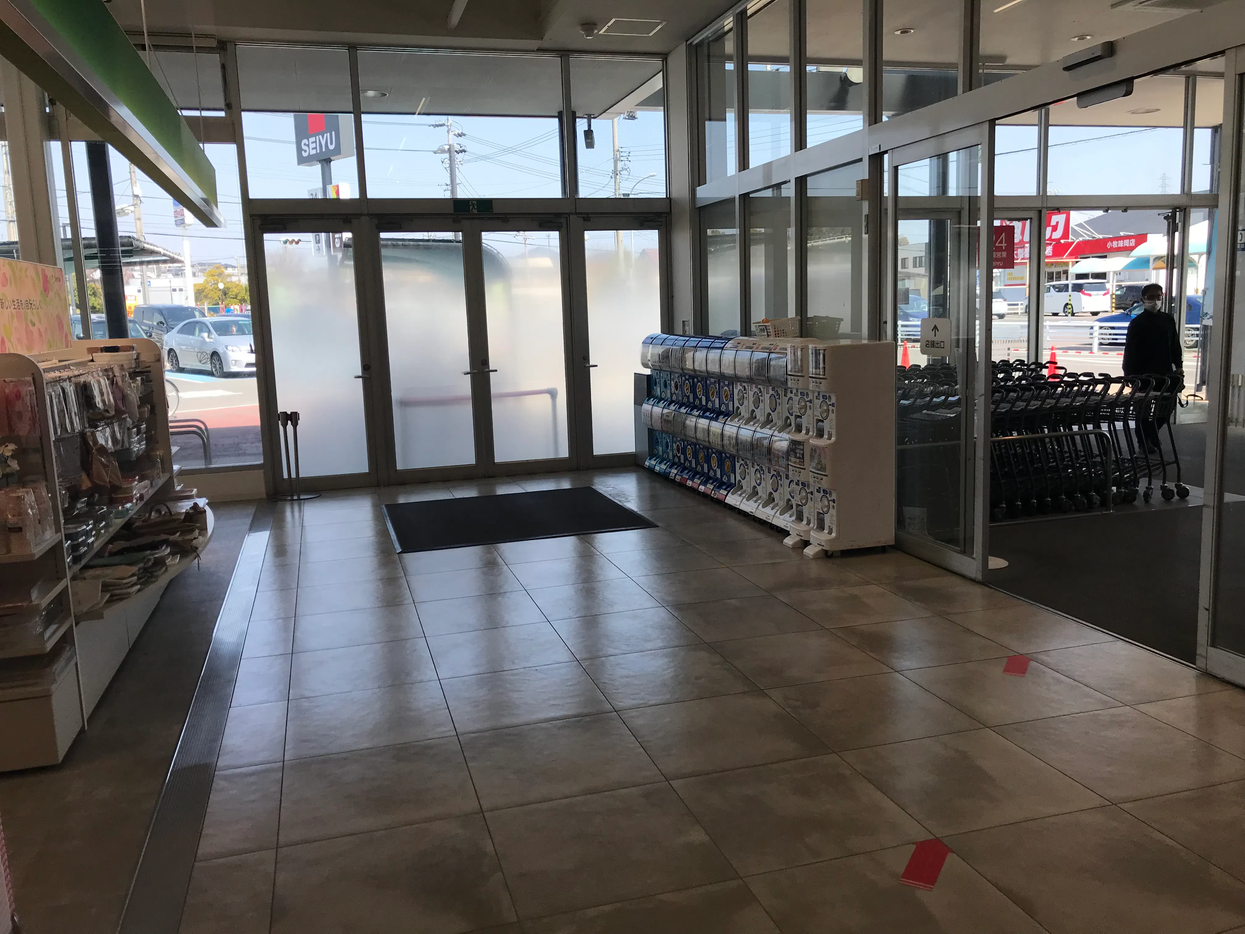 【西友　味岡店】1階 店内出口付近　プロモーション用途や物販のポップアップストアに最適なスーパー店内催事イベントスペース