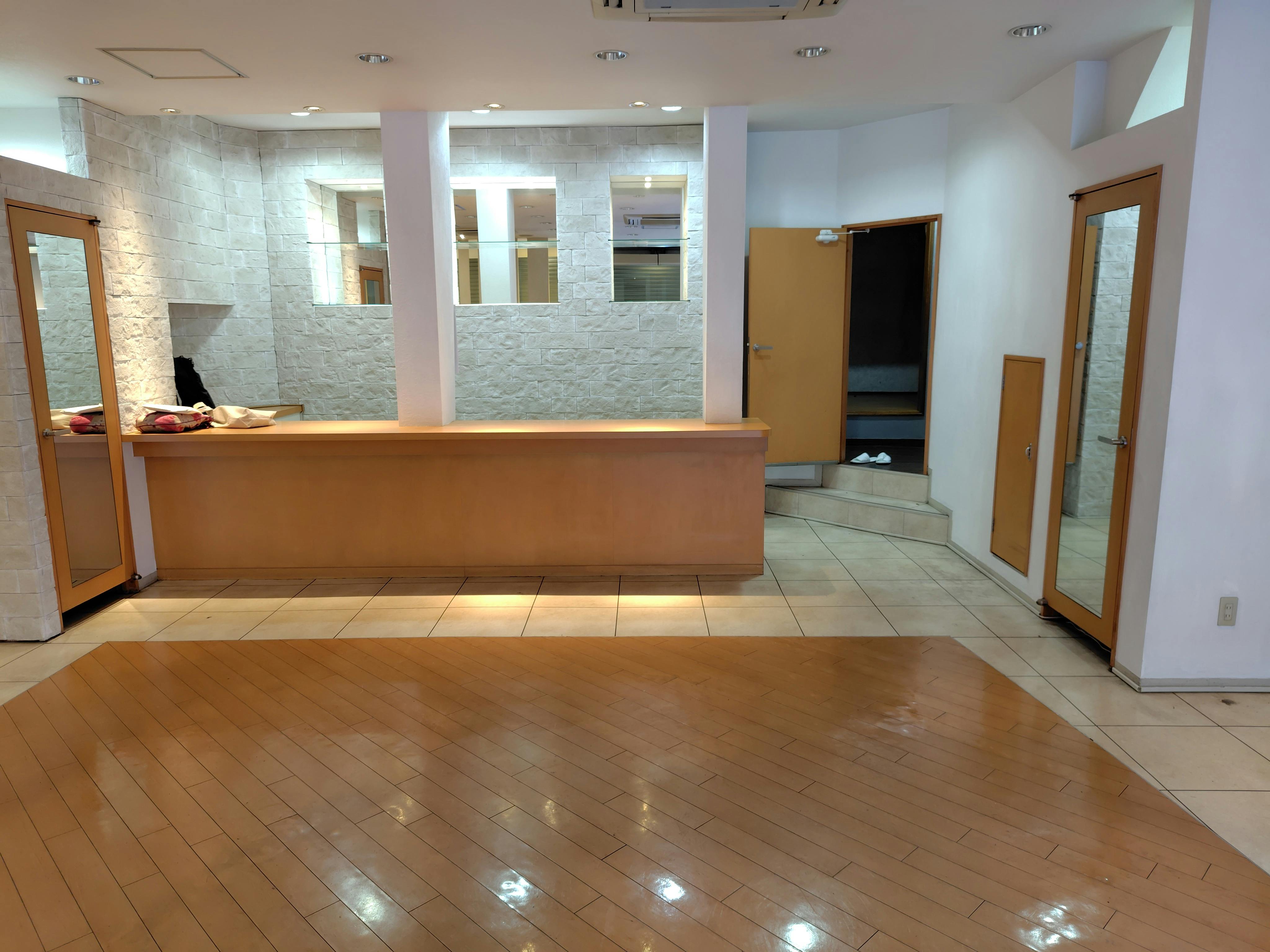 【平間駅 改札正面】駅からの人流が見える路面スペース｜プロモーションやポップアップに最適の画像