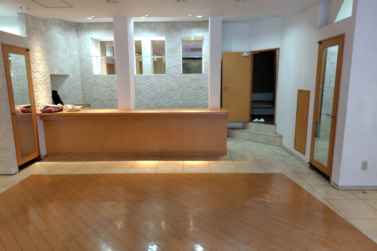 【平間駅 改札正面】イベントスペース1(店舗内写真)