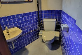 【平間駅 改札正面】駅からの人流が見える路面スペース|プロモーションやポップアップに最適