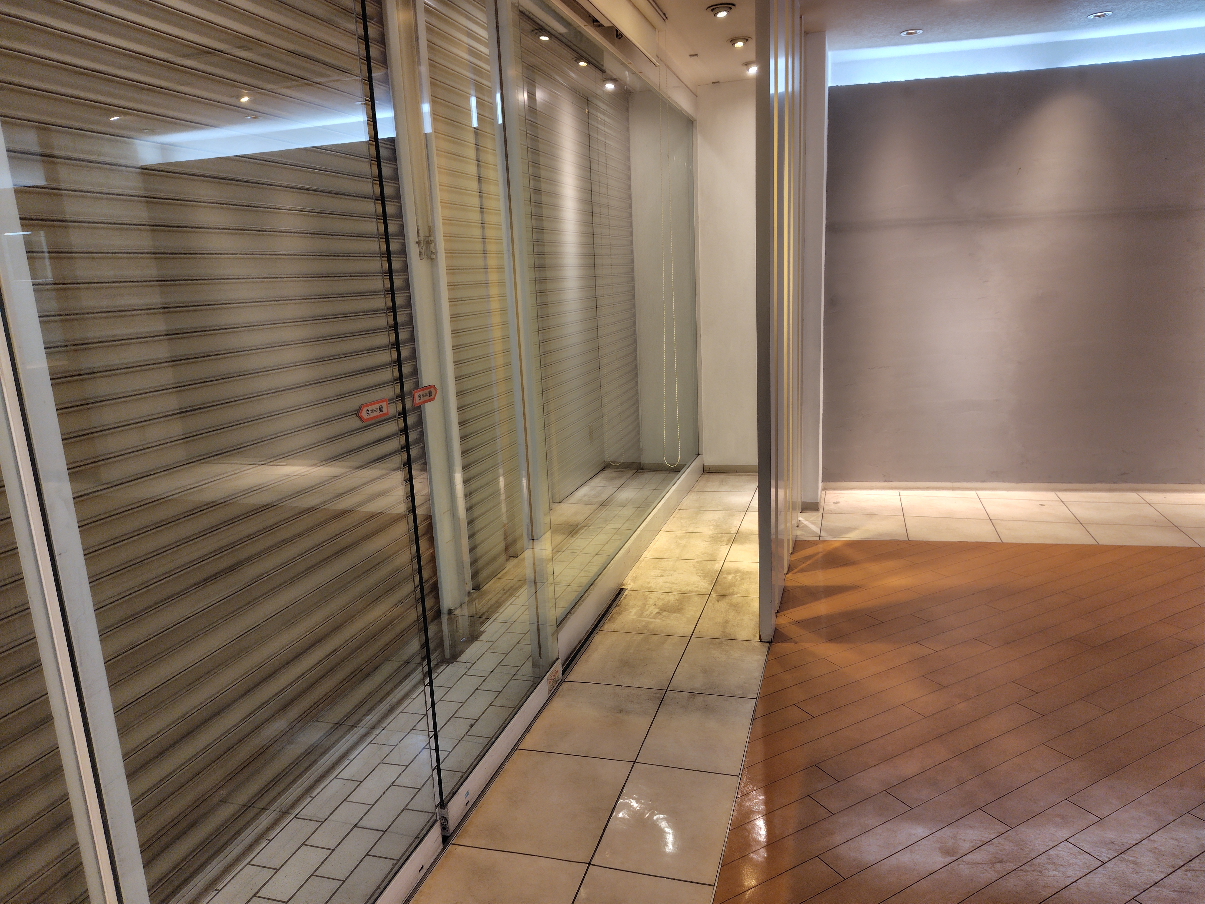 【平間駅 改札正面】イベントスペース6（ドア前はガラス）