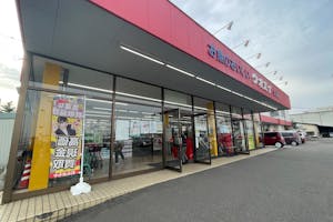【ウオエイ白根国道店】プロモーションや食物販に最適な視認性の高い自動販売機前の屋外スペース