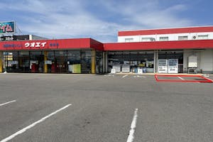 【ウオエイ白根国道店】プロモーションや食物販に最適な視認性の高い自動販売機前の屋外スペース