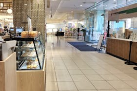 【北千住マルイ】2階 カレンダリウムF09【食物販・物産展】店内入って正面、什器完備の好立地スペース