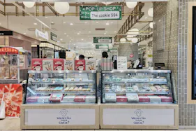 【北千住マルイ】2階 カレンダリウムF09【食物販・物産展】店内入って正面、什器完備の好立地スペース