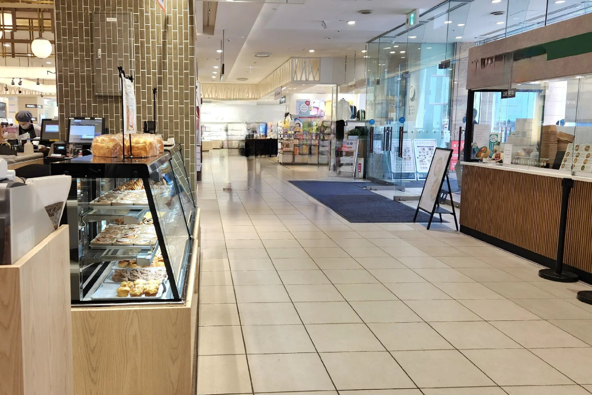 【北千住マルイ】2階 カレンダリウムF09【食物販・物産展】店内入って正面、什器完備の好立地スペース