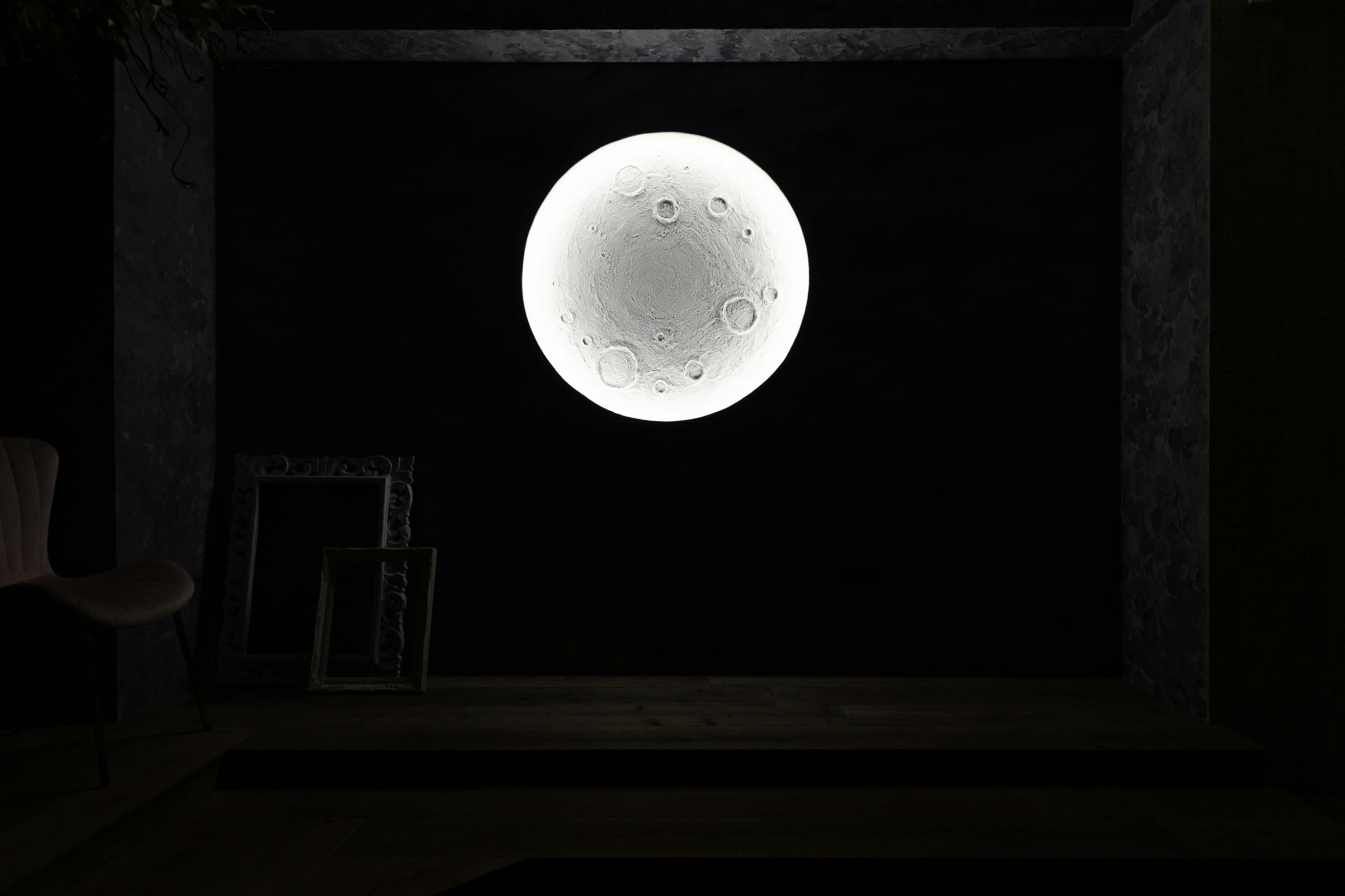 【御茶ノ水駅6分】展示会・ポップアップイベント・撮影に適した満月の背景が印象的なレンタルギャラリースペース