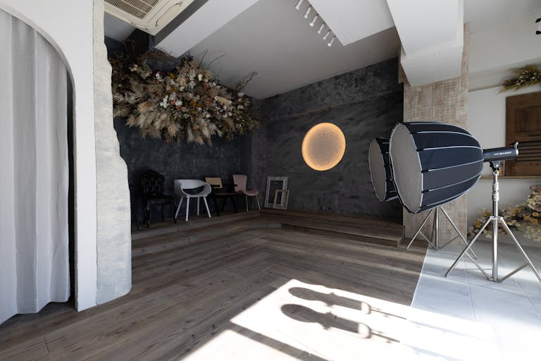 【御茶ノ水駅6分】展示会・ポップアップイベント・撮影に適した満月の背景が印象的なレンタルギャラリースペースの画像1