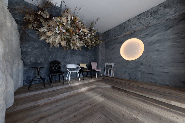 【御茶ノ水駅6分】展示会・ポップアップイベント・撮影に適した満月の背景が印象的なレンタルギャラリースペースの画像3