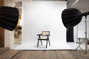 【御茶ノ水駅6分】展示会・ポップアップイベント・撮影に適した満月の背景が印象的なレンタルギャラリースペース