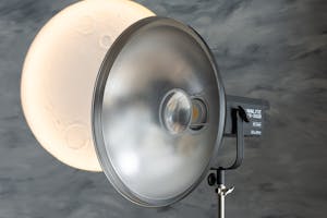 【御茶ノ水駅6分】展示会・ポップアップイベント・撮影に適した満月の背景が印象的なレンタルギャラリースペース