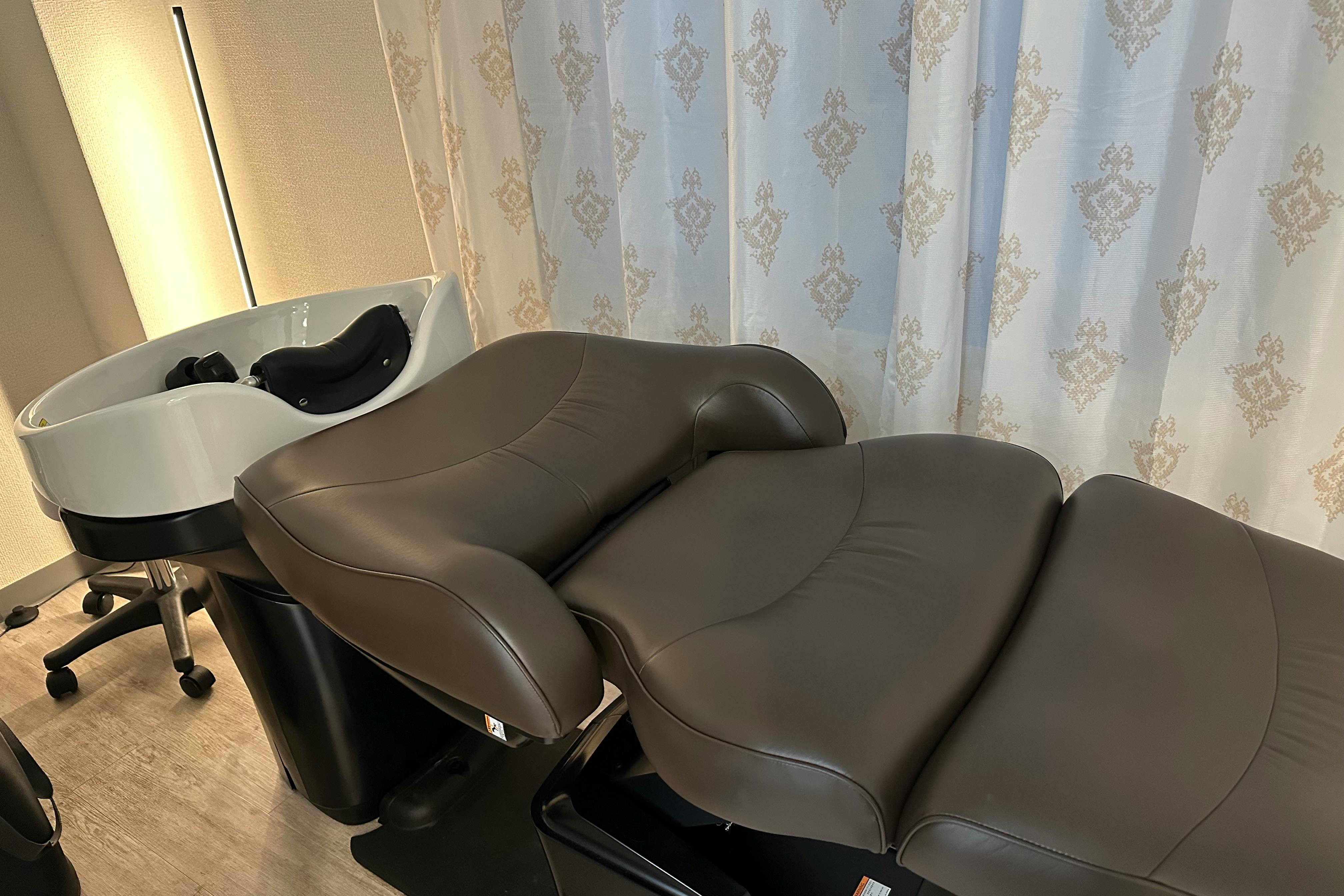 【南阿佐ヶ谷駅5分】エステ等の美容関連の短期出店や撮影に最適な白基調の可愛らしい内装のプライベートサロン面貸しスペース