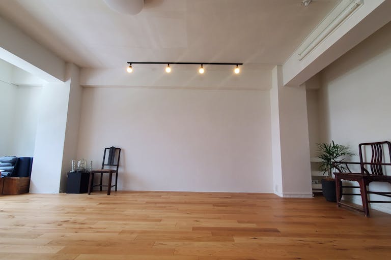 39.9㎡。天高2.8mと開放感あります。漆喰塗りの壁は表情豊か。