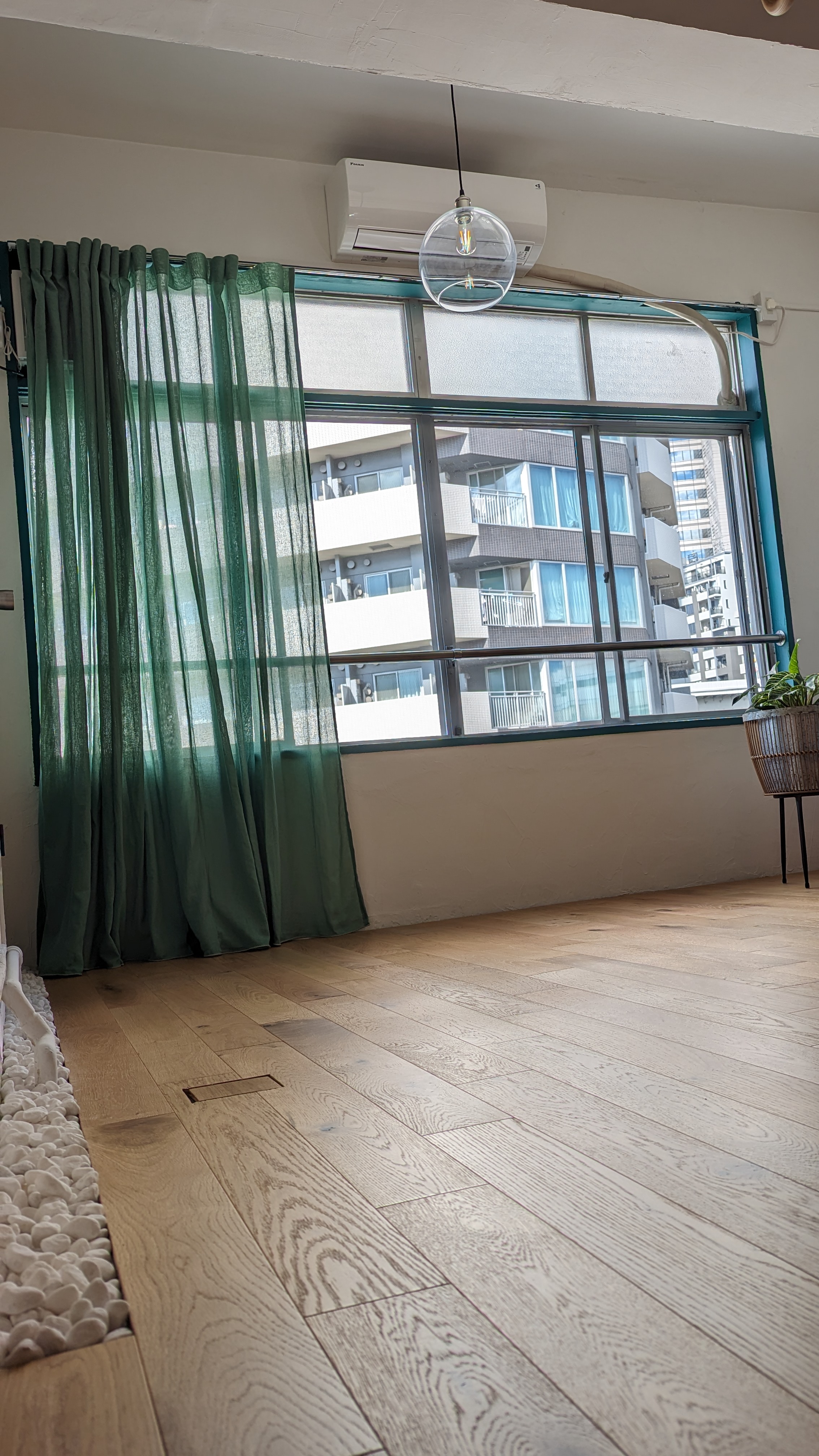 リネンのカーテンは透け感あってドリーミー