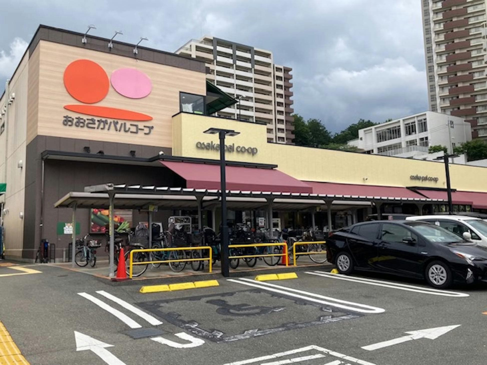 【おおさかパルコープ枚方公園店】物販イベント等に適した店頭入り口横の駐車場スペース