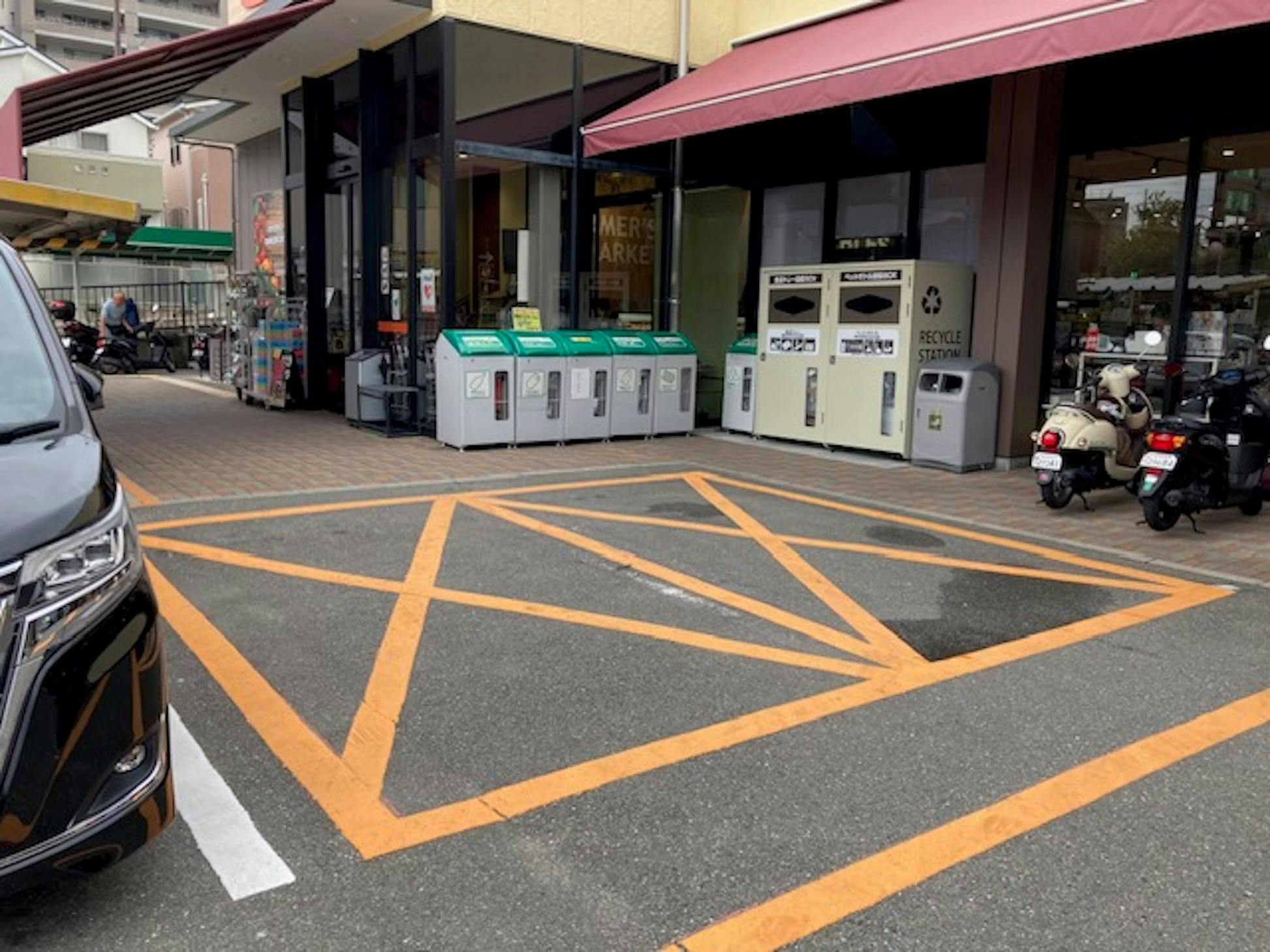 【おおさかパルコープ枚方公園店】物販イベント等に適した店頭入り口横の駐車場スペースの画像