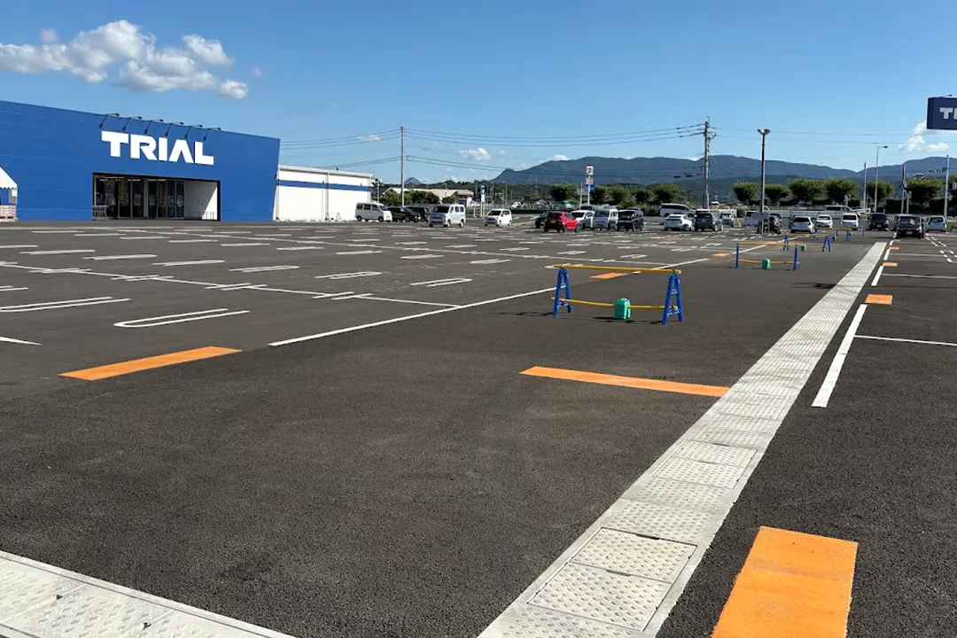 【スーパーセンタートライアル上毛店】【小スペース】駐車場スペースA_店舗看板下 ※電源なし